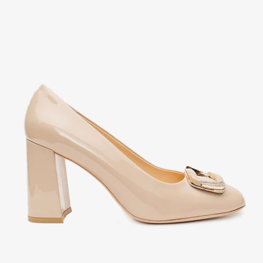 Zapatos de salón de tacón de bloque de piel de charol color crema de Ferrara para mujer 