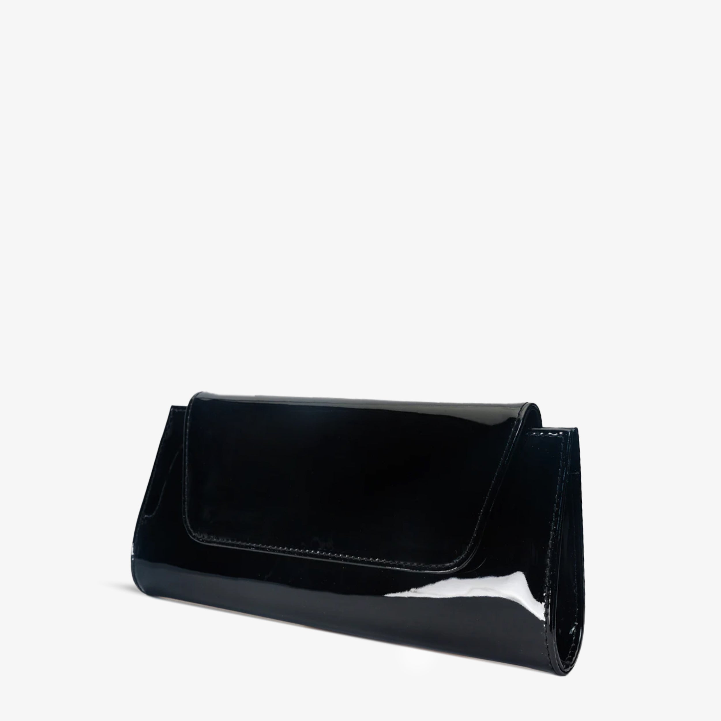 El clutch de charol negro Ege