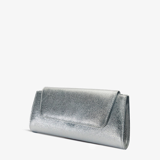 El clutch de cuero plateado Ege