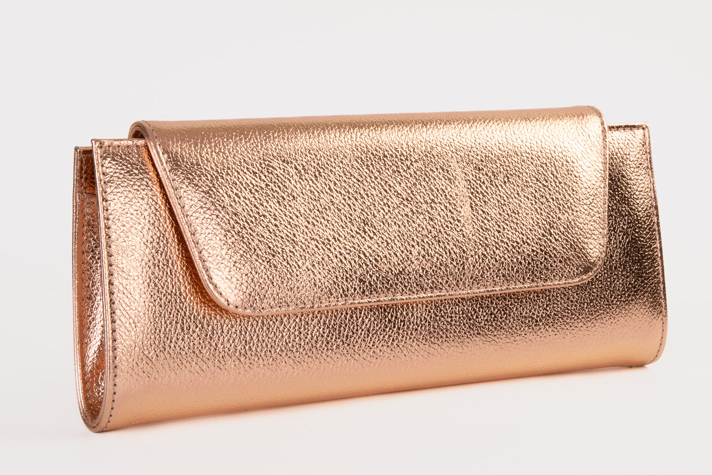 El clutch de piel en oro rosa Ege