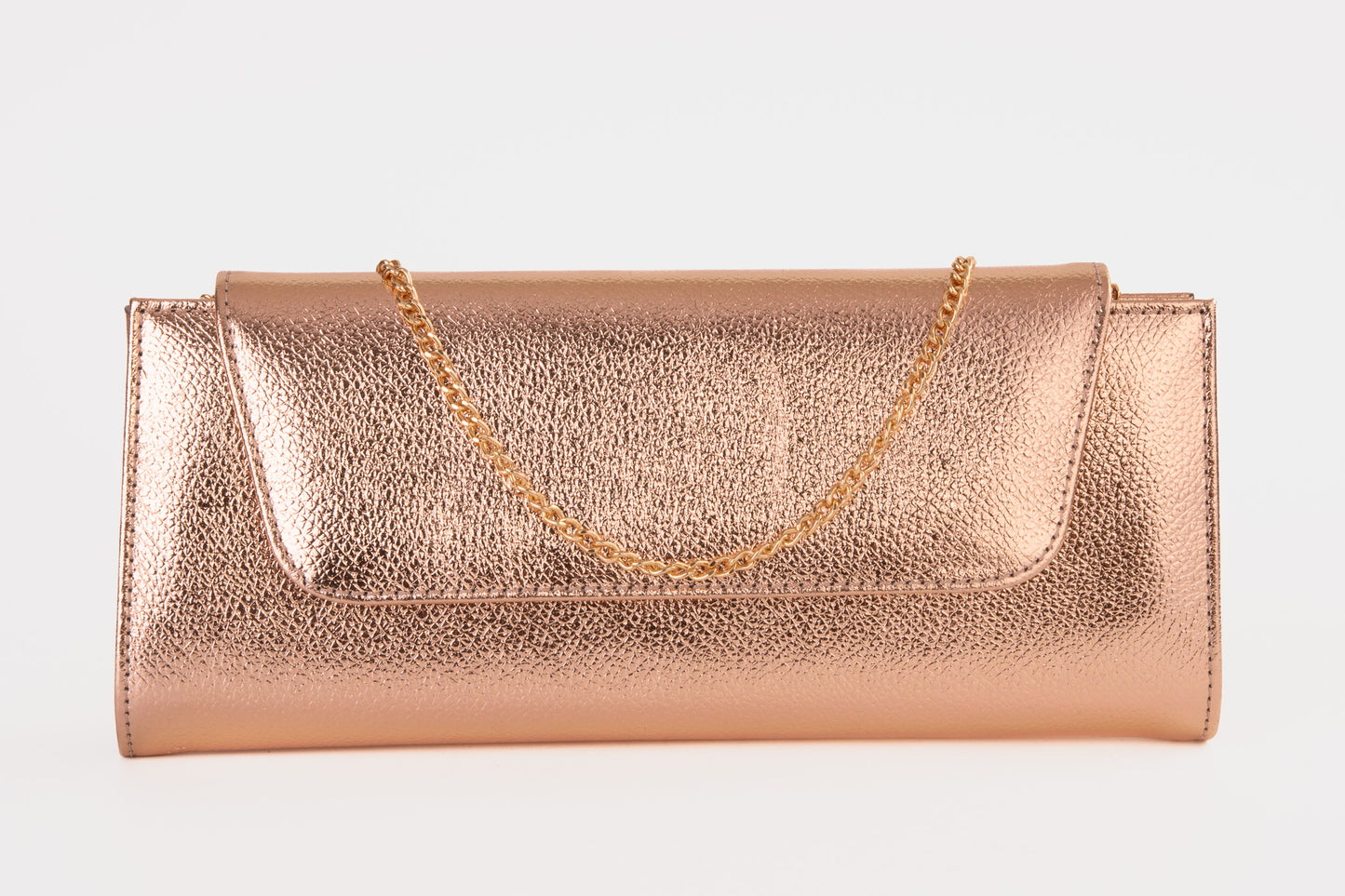 El clutch de piel en oro rosa Ege