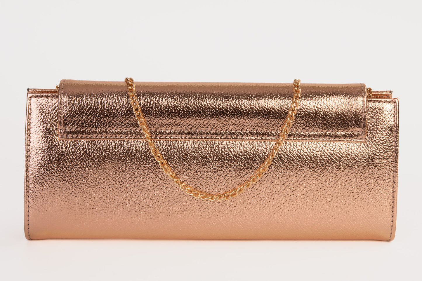 El clutch de piel en oro rosa Ege