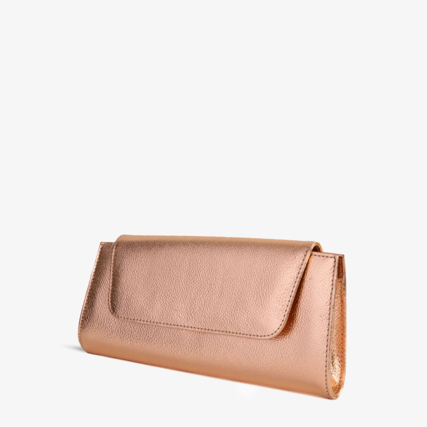 El clutch de piel en oro rosa Ege